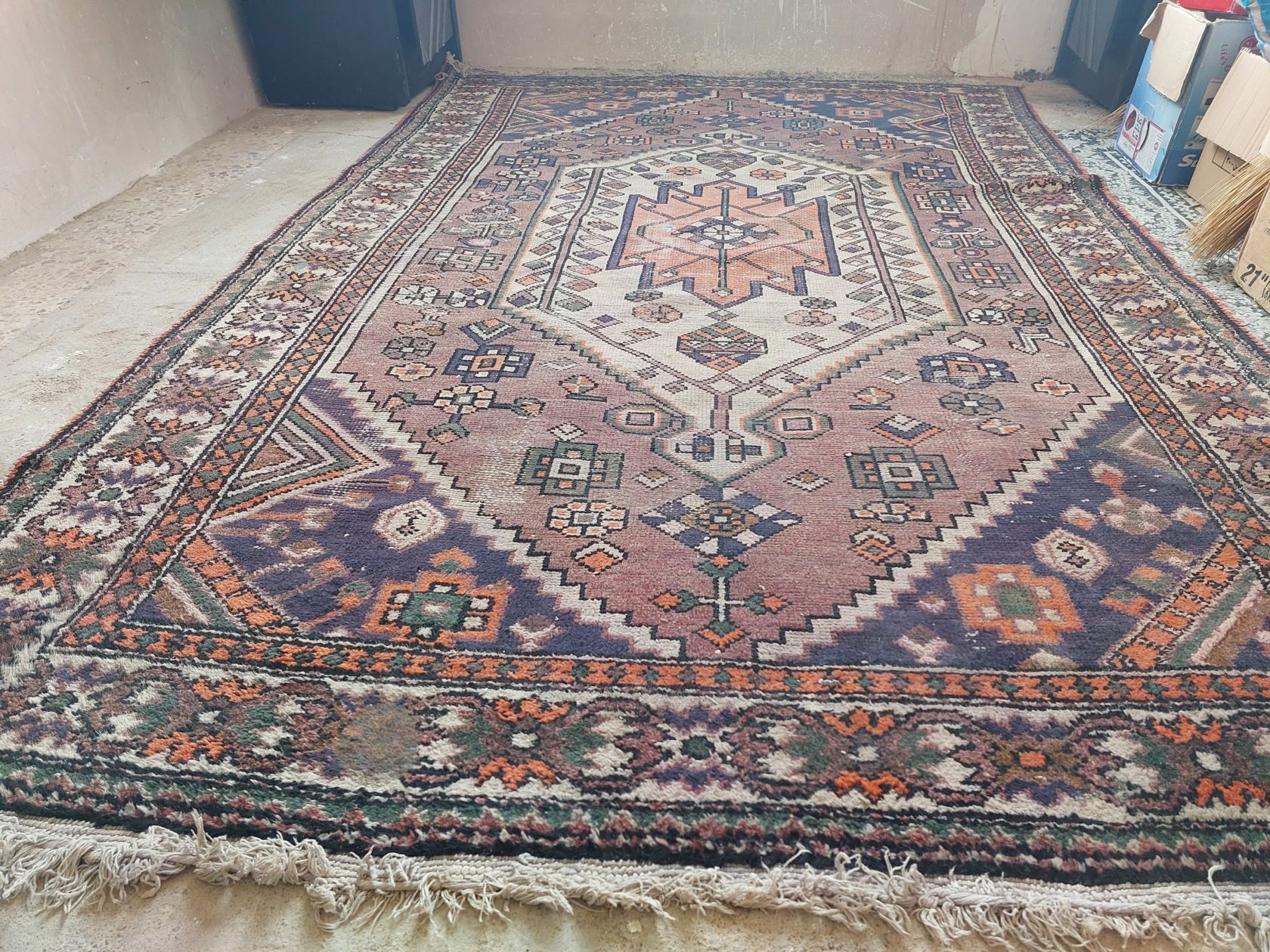 Old carpet(سجادة قديمة)